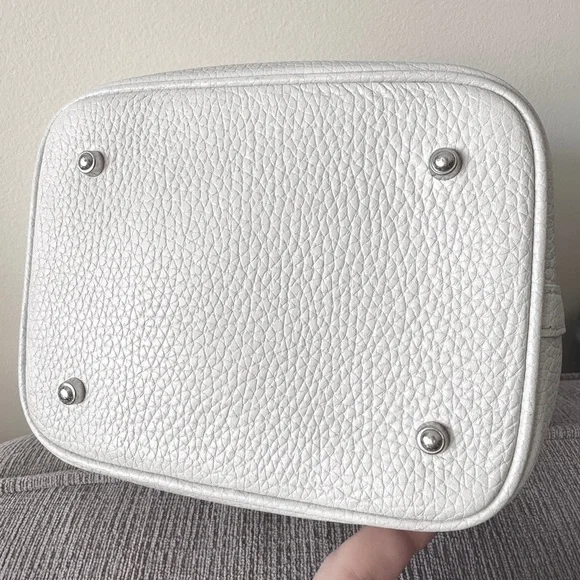 Elegant off White Leather Bucket Tote Bag with silver horse charm - Picture 4 of 13